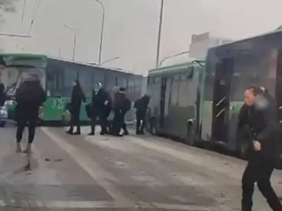 
                    Массовое ДТП произошло в Алматы: столкнулись три автобуса и легковушка
                