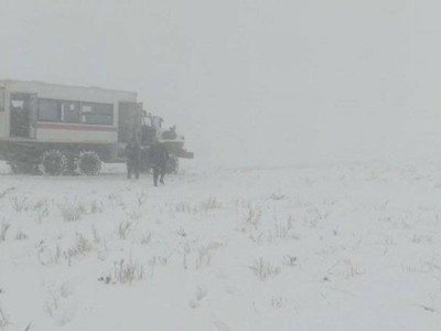 
                    Около тысячи человек эвакуировали на трассах в Актюбинской области
                
