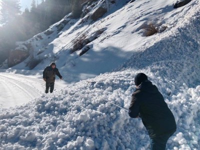 
                    Лавиной второй раз за неделю перекрыло дорогу в Алматинской области
                