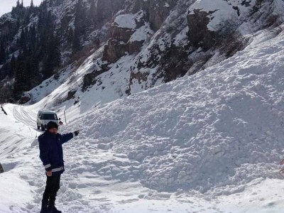 
                    Лавиной перекрыло дорогу в Алматинской области
                
