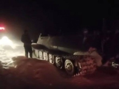 
                    Военные вызволяют людей из снежного плена
                