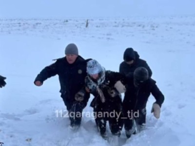 
                    Заблудившихся во время бурана женщину с ребенком нашли спасатели Карагандинской области
                