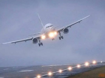 
                    Самолет не смог приземлиться в аэропорту Уральска
                