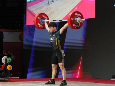 
                    Серебро завоевал казахстанец на чемпионате Азии по тяжелой атлетике
                
