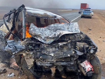 
                    Двое человек сгорели в машине в Атырауской области
                