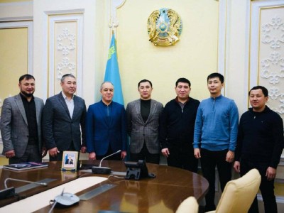
                    Аким ЗКО принял владельца знаменитого жеребца Кабирхан
                