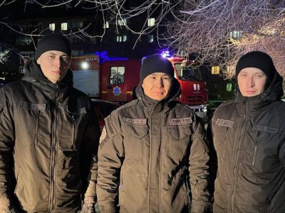 
                    Газовый баллон из пожара вынесли бойцы СОБР в Семее
                