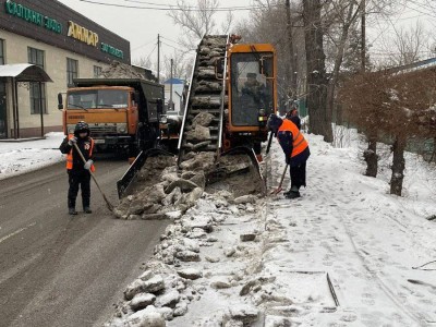 
                    Снегопад в Алматы: задействованы 436 единиц техники и 1125 рабочих
                