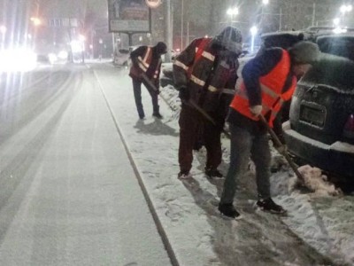 
                    Коммунальные службы Алматы производят уборку снега в круглосуточном режиме
                
