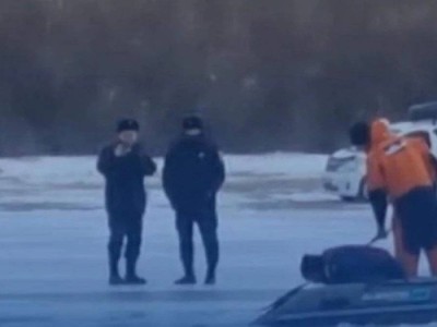 
                    Автомобиль провалился под лед в Атырау
                