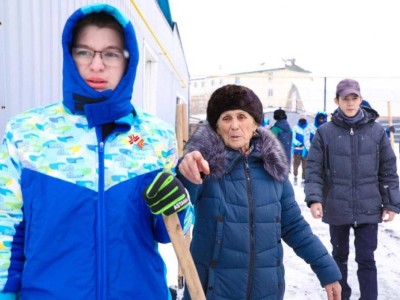 
                    Столичные волонтеры помогают пенсионерам с уборкой снега
                