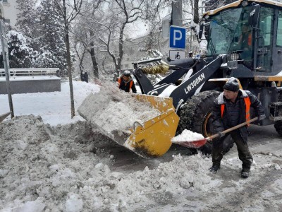 
                    Более тысячи дорожных рабочих разгребают последствия снегопада в Алматы
                