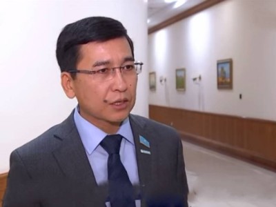 
                    Асхат Аймагамбетов заступился за учителей, уволившихся после посещения шоу трансвеститов
                