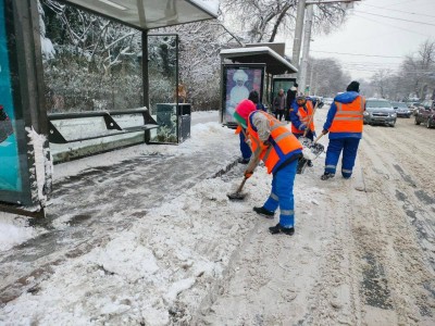 
                    Свыше тысячи дорожных рабочих и 425 единиц техники задействованы в уборке снега в Алматы
                