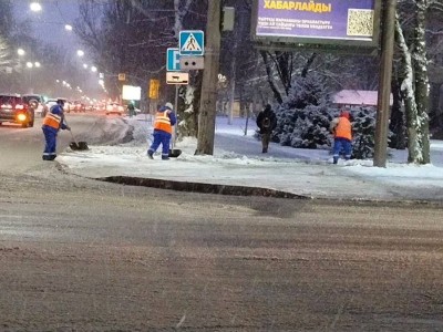 
                    Более тысячи работников вышли на уборку снега в Алматы
                