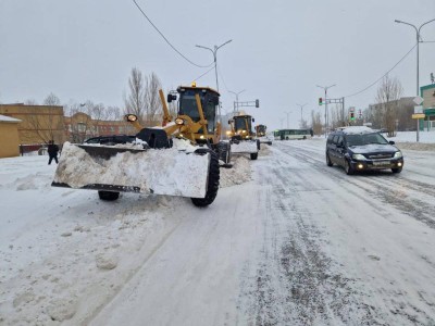 
                    Более 2,5 тысячи дорожных рабочих вышли на уборку снега в Астане
                