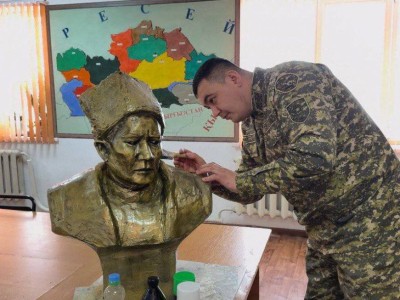 
                    Военный своими руками создал бюст Кабанбай батыра
                