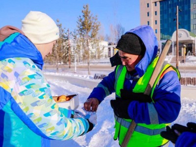 
                    Марафон добрых дел: горячим чаем и баурсаками угощают на улицах Астаны коммунальщиков
                