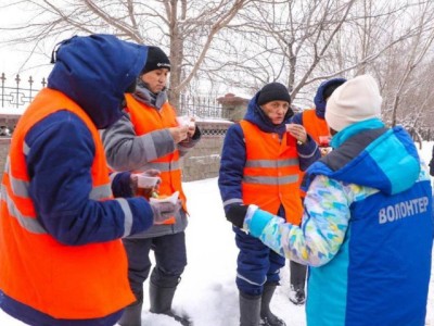 
                    Волонтеры Астаны угощают коммунальщиков баурсаками и чаем
                