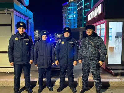 
                    Полицейские спасли девочку, провалившуюся под лед на реке в Атырау
                