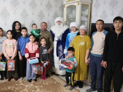
                    Десять детей сержанта Алмаса Шунгулова получили подарки от министра обороны
                