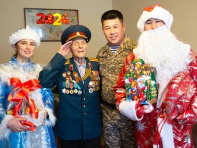 
                    Столетних ветеранов войны поздравили с Новым годом военнослужащие Казахстана
                