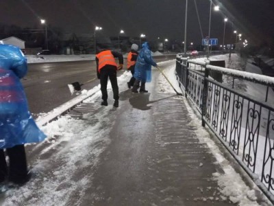 
                    На дорогах Алматы произвели посыпку более 1,5 тыс. тонн противогололедных материалов
                