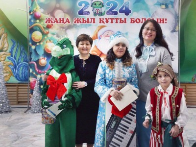 
                    «Елка желаний» в Алматы: от имени Президента детям подарили игрушки, книги и электронику
                