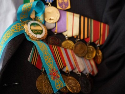 
                    В Алматы ветерана войны со 101-летием поздравили курсанты Военного института
                