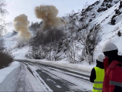 
                    Спуск лавин проводят в ВКО
                