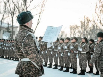 
                    Молодое пополнение связистов приняли присягу в Алматинском гарнизоне
                