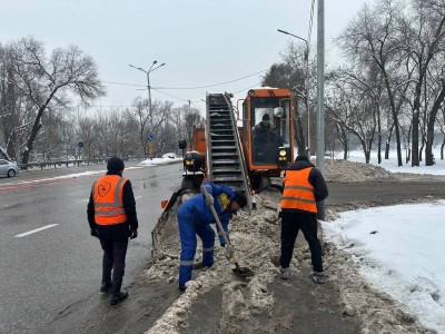 
                    Уборка снега продолжается в Алматы
                