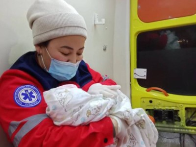 
                    Во время бурана на трассе фельдшеры приняли роды у женщины в Кызылординской области
                