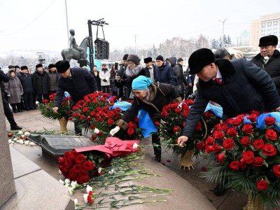 
                    В Алматы состоялась церемония возложения цветов в честь Дня Независимости
                