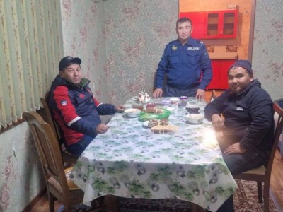 
                    Замерзающих на трассе водителей привез к себе домой участковый в Жамбылской области
                