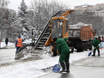 
                    В Алматы организовано круглосуточное дежурство по уборке снега
                