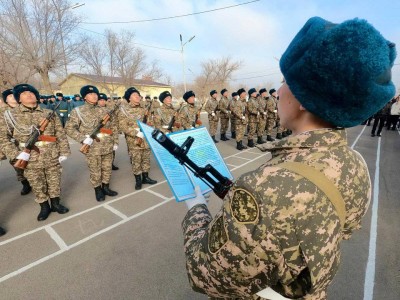 
                    Новобранцы принимают воинскую присягу
                