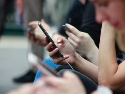 
                    В Казахстане запретят использовать на уроках смартфоны
                
