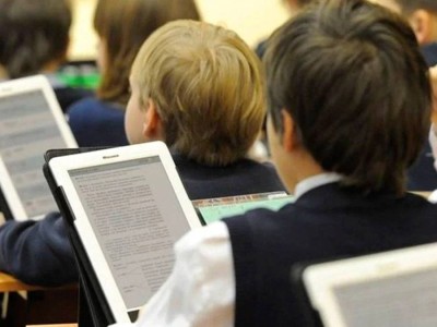 
                    Почти все школьные учебники в Казахстане стали цифровыми
                