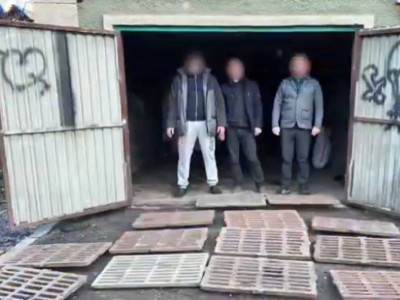 
                    Что только не воруют: кража решеток арычной системы попала на видео в Алматы
                
