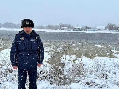 
                    Тонущую в озере 84-летнюю женщину вытащил участковый в Костанайской области
                