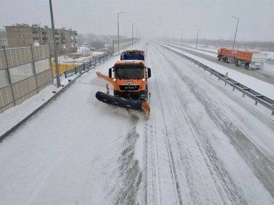 
                    Из-за снега и метели закрыли дороги в трех областях Казахстана
                