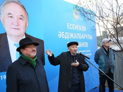 
                    Мемориальную доску в честь Есенгали Раушанова открыли в Алматы
                