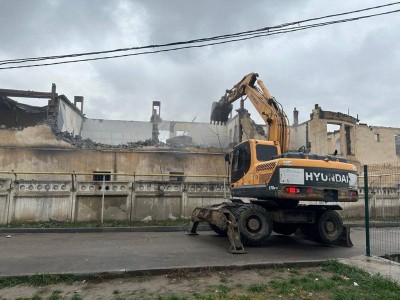 
                    Очередной строительный объект сносят в Алматы
                