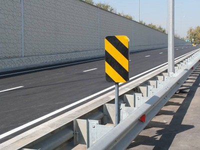 
                    На магистральных автодорогах Алматы установили 12 км ограждений нового типа
                