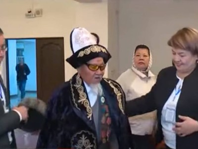 
                    102-летний ветеран войны Яхья Тасыров первым пришел на выборы в Кызылординской области
                