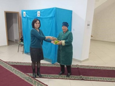 
                    Проголосовавшей первой в Улытауском районе жительнице вручили памятный подарок
                
