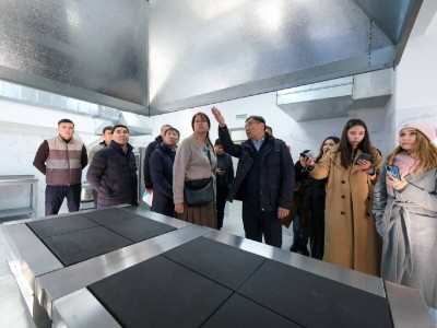 
                    Аким Алматы поручил устранить дефекты в школе №127 в Ауэзовском районе после капремонта
                