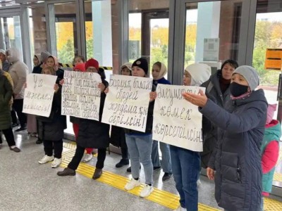 
                    Десятки женщин вышли на акцию протеста к акимату Атырау
                