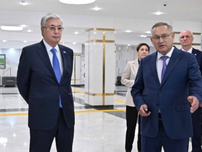 
                    Аким области Жетысу отчитался перед Токаевым
                